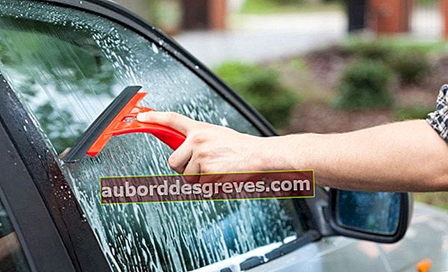 Reinigen Sie die Fenster eines Autos