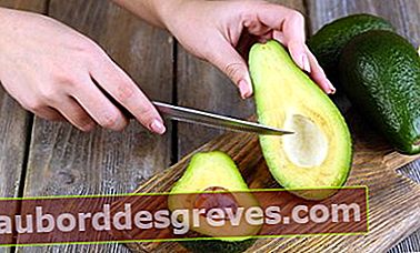 Taglia il tuo avocado a metà per recuperare il nocciolo - Africa Studio - Shutterstock
