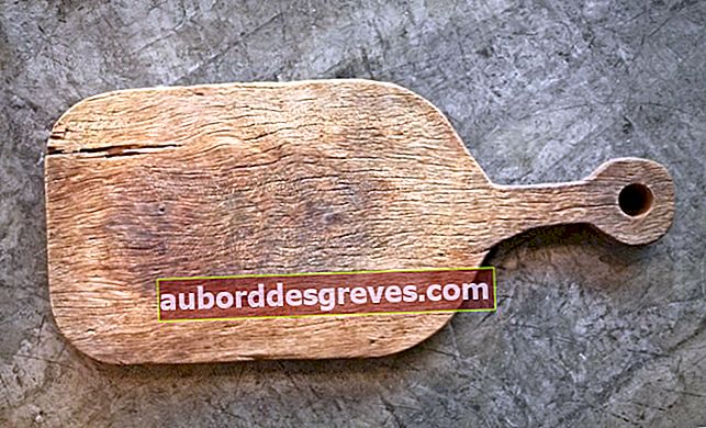 木製のまな板を掃除する